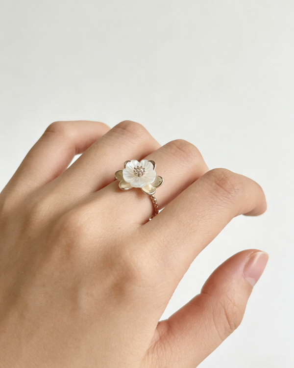 Mother of Pearl Freshness Flower Ring