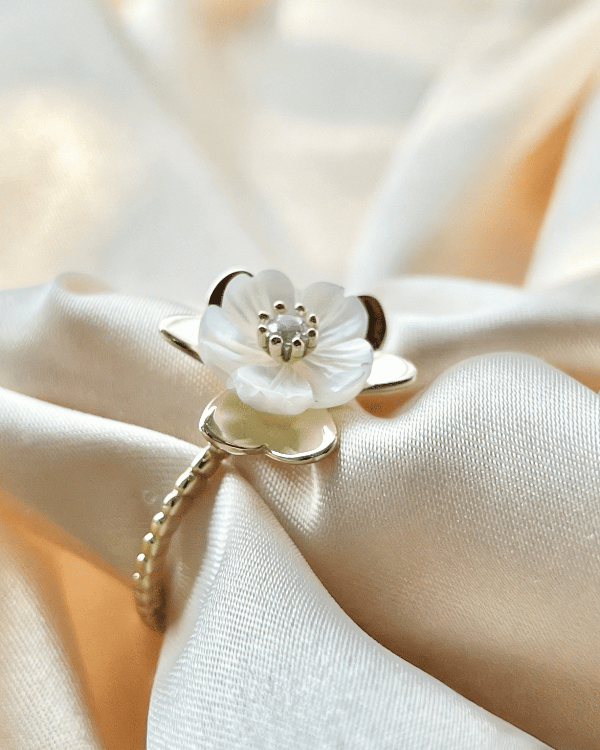 Mother of Pearl Freshness Flower Ring